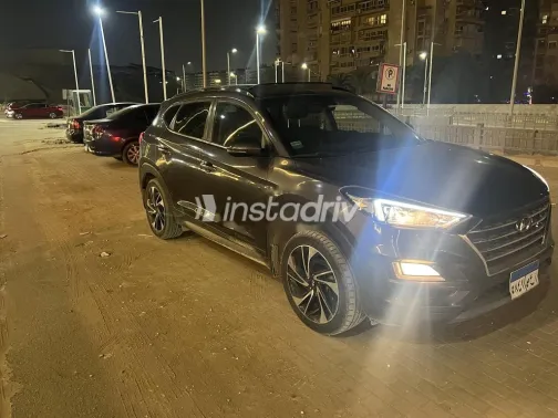 هيونداي توسان 2019 رمادي غامق مستعملة للبيع - 2