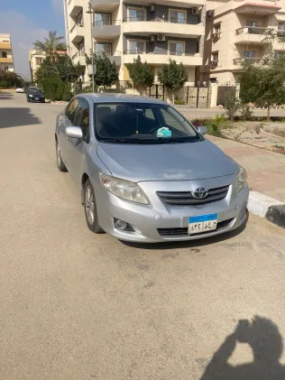 تويوتا كورولا 2008 أبيض مستعملة للبيع
