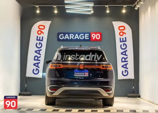 فولكس فاغن اي دي 6 2023 أزرق غامق مستعملة للبيع - 4