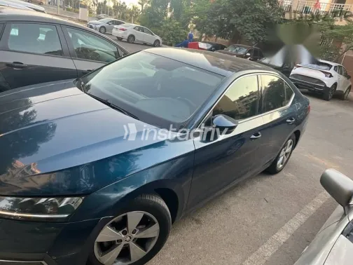 سكودا اوكتافيا 2021 أزرق غامق مستعملة للبيع - 3