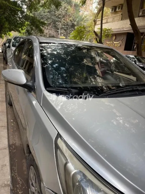 هيونداي اكسنت 2017 أبيض مستعملة للبيع - 1