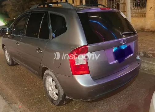 كيا كارينز 2010 رمادي غامق مستعملة للبيع - 1