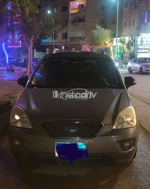 كيا كارينز 2010 رمادي غامق مستعملة للبيع - 3