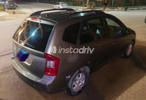 كيا كارينز 2010 رمادي غامق مستعملة للبيع - 4