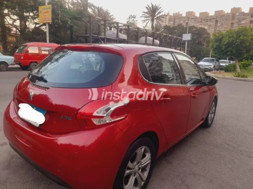 بيجو 208 2016 أحمر مستعملة للبيع - 4