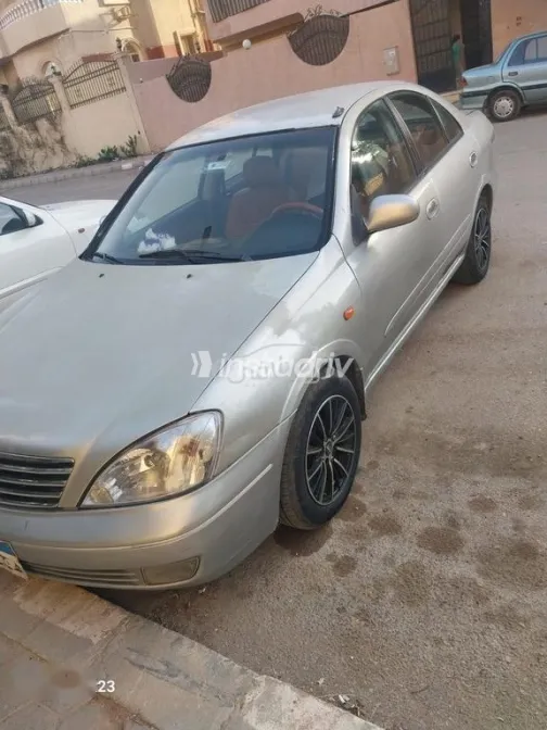 نيسان صنى 2010 فضي مستعملة للبيع - 4