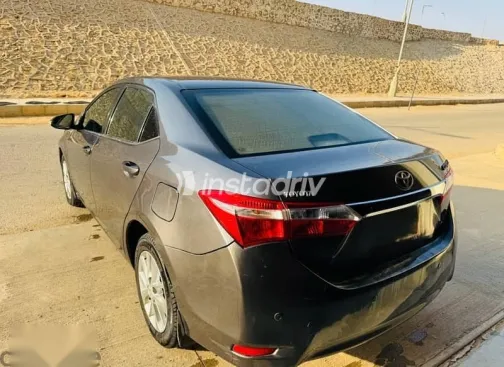 تويوتا كورولا 2014 فضي مستعملة للبيع - 4