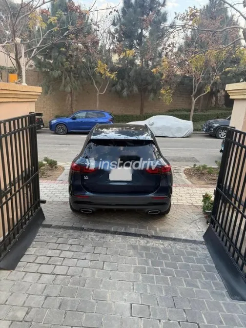 مرسيدس GLA 200 2021 أزرق غامق مستعملة للبيع - 2