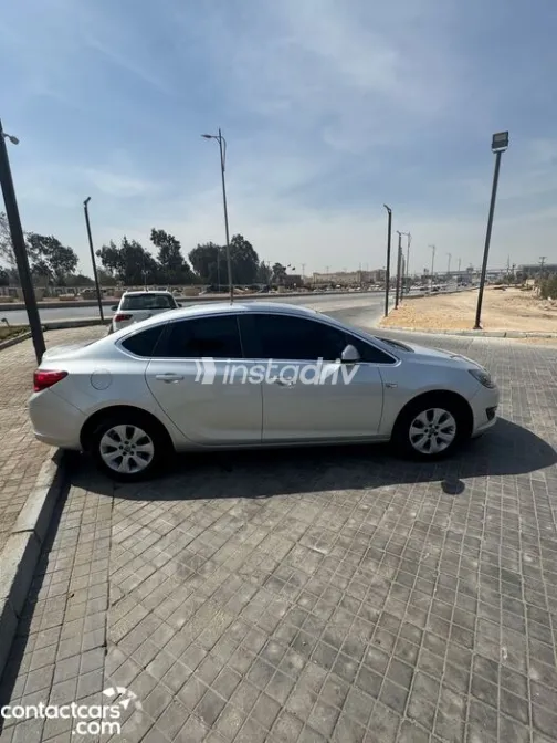 اوبل أسترا 2020 أبيض مستعملة للبيع - 1