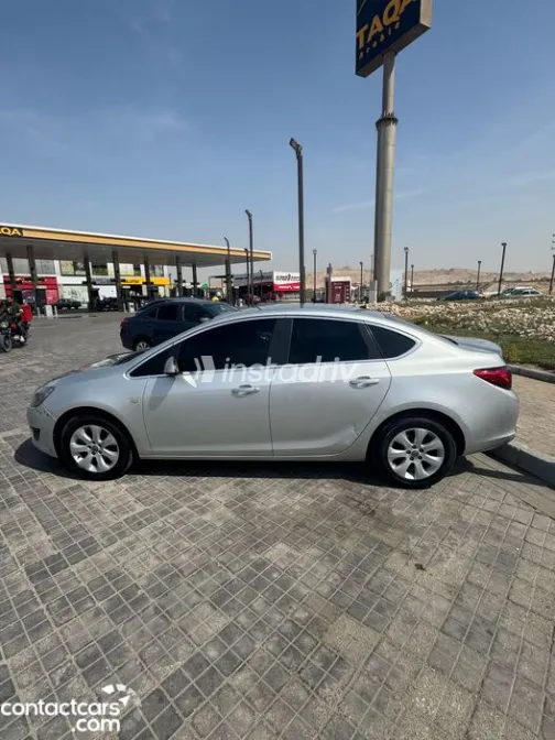 اوبل أسترا 2020 أبيض مستعملة للبيع - 5