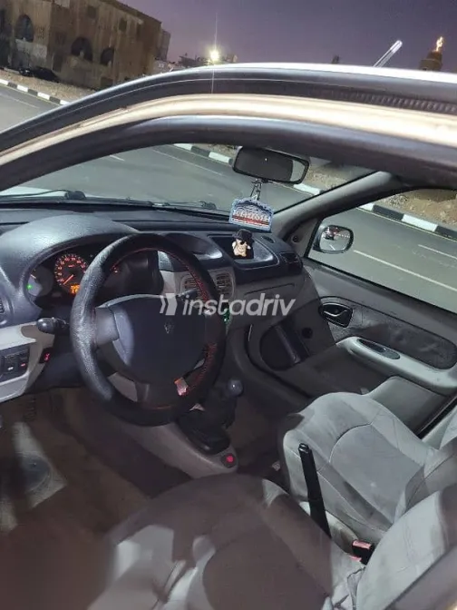 رينو كليو 2004 أبيض مستعملة للبيع - 9