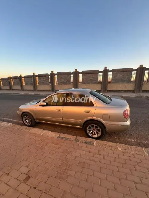 نيسان صنى 2011 ذهبي مستعملة للبيع - 3