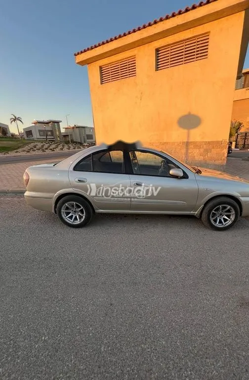 نيسان صنى 2011 ذهبي مستعملة للبيع - 4