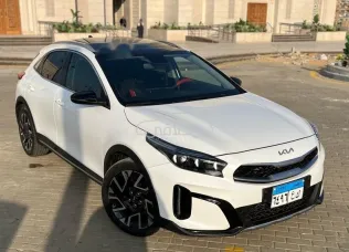 كيا اكسيد 2023 أبيض مستعملة للبيع