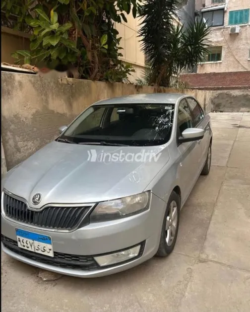 سكودا رابيد 2015 فضي مستعملة للبيع - 1