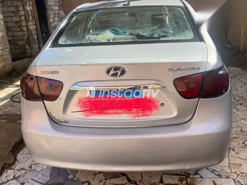 هيونداي إلنترا 2009 فضي مستعملة للبيع - 2