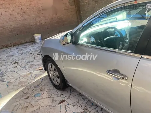 هيونداي إلنترا 2009 فضي مستعملة للبيع - 3