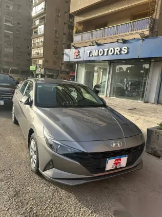 هيونداي إلنترا 2021 فضي مستعملة للبيع