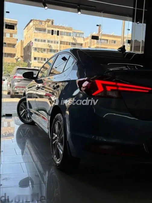 هيونداي إلنترا 2026 رمادي جديدة للبيع - 2