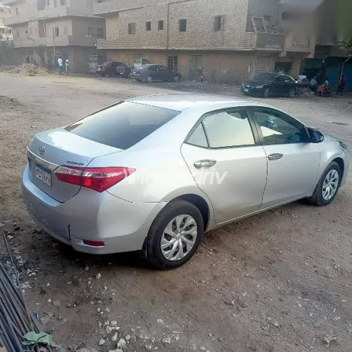 تويوتا كورولا 2019 فضي مستعملة للبيع - 9