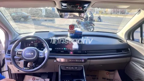 كيا كارنفال 2024 أبيض مستعملة للبيع - 2