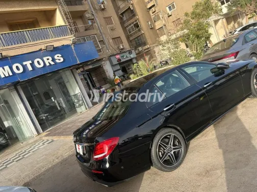 مرسيدس E 300 2020 أسود مستعملة للبيع - 4