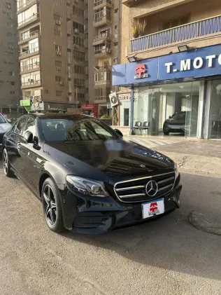 مرسيدس E 300 2020 أسود مستعملة للبيع