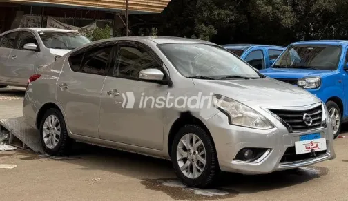 نيسان صنى 2021 فضي مستعملة للبيع - 2