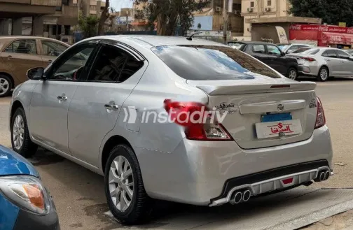 نيسان صنى 2021 فضي مستعملة للبيع - 3