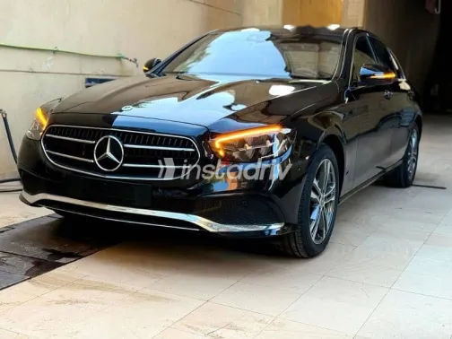 مرسيدس E 200 2021 أسود مستعملة للبيع - 2