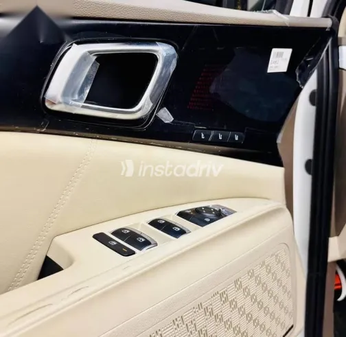 Kia Carnival 2024 White Used for Sale - 3