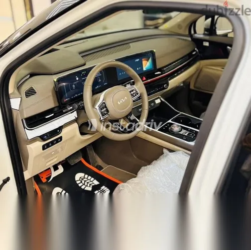 Kia Carnival 2024 White Used for Sale - 4