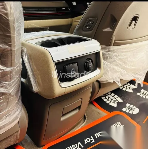 Kia Carnival 2024 White Used for Sale - 6