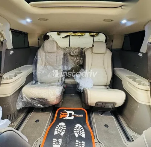 Kia Carnival 2024 White Used for Sale - 7