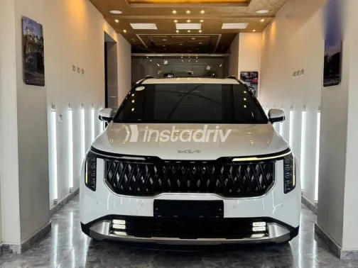 كيا كارنفال 2024 أبيض مستعملة للبيع - 2