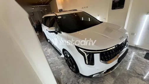 كيا كارنفال 2024 أبيض مستعملة للبيع - 3