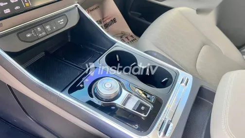 كيا كارنفال 2024 أبيض مستعملة للبيع - 7