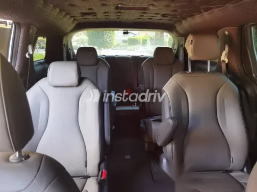 كيا كارنفال 2024 أبيض مستعملة للبيع - 9