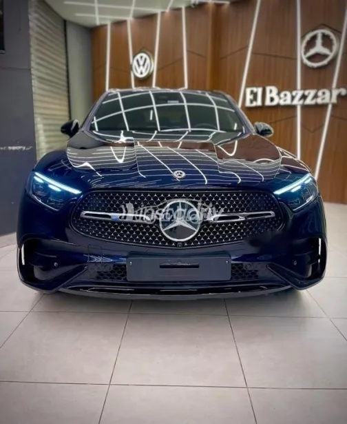 مرسيدس GLC 300 2024 أزرق غامق مستعملة للبيع - 2