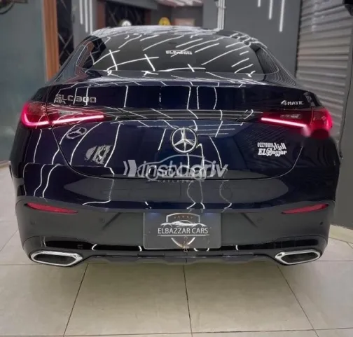 مرسيدس GLC 300 2024 أزرق غامق مستعملة للبيع - 5