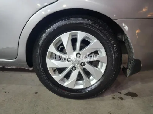 نيسان صنى 2014 رمادي غامق مستعملة للبيع - 1