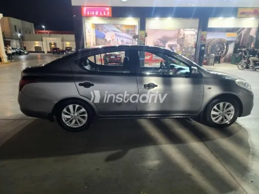 نيسان صنى 2014 رمادي غامق مستعملة للبيع - 2