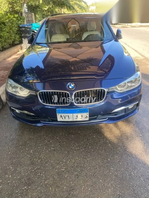 بي ام دبليو 320 2018 أزرق غامق مستعملة للبيع - 1