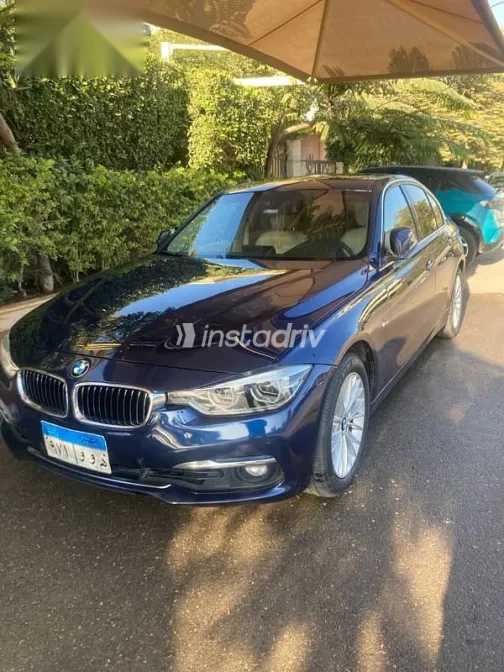 بي ام دبليو 320 2018 أزرق غامق مستعملة للبيع - 2
