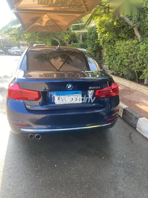 بي ام دبليو 320 2018 أزرق غامق مستعملة للبيع - 3