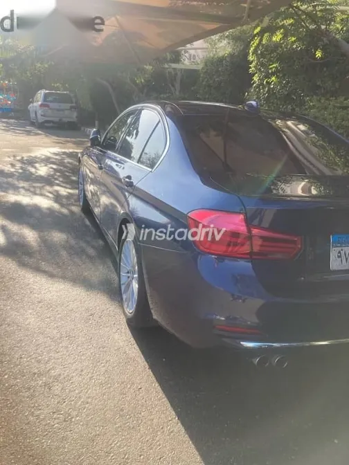 بي ام دبليو 320 2018 أزرق غامق مستعملة للبيع - 4