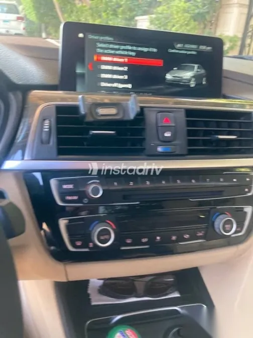 بي ام دبليو 320 2018 أزرق غامق مستعملة للبيع - 7