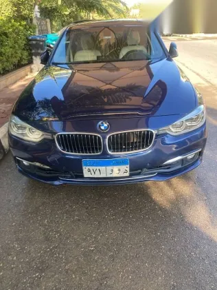 بي ام دبليو 320 2018 أزرق غامق مستعملة للبيع