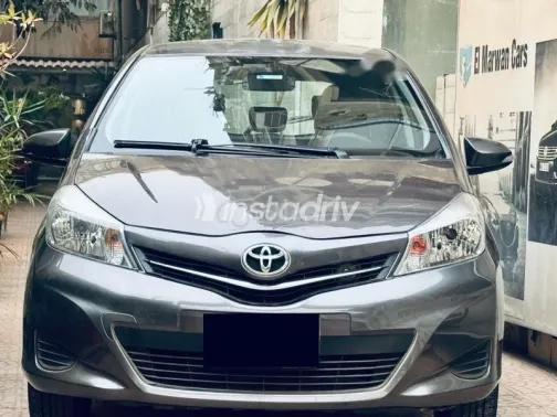 تويوتا ياريس 2014 رمادي مستعملة للبيع - 1