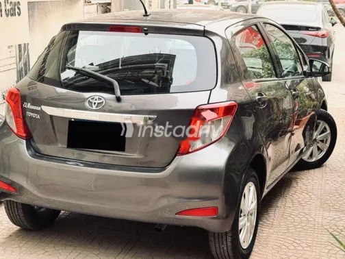 تويوتا ياريس 2014 رمادي مستعملة للبيع - 3